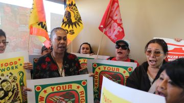 Los trabajadores ingresaron al establecimiento de Pizza Hut a gritar sus consignas por justicia.