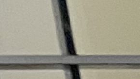 Julio Urías conversa con una vendedora ambulante momentos antes del incidente del 3 de septiembre.