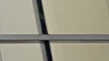 Julio Urías conversa con una vendedora ambulante momentos antes del incidente del 3 de septiembre.