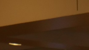 La Concejal Imelda Padilla dialoga con uno de sus representados en la junta de Cabildo en el Ayuntamiento de Van Nuys. (Cortesía Oficina Imelda Padilla)