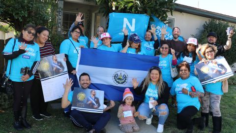 Decenas de salvadoreños se reunieron para ayudarse mutuamente y votar a través de sus celulares para la elección presidencial.