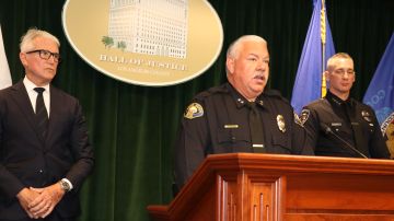 Don Mauk, subjefe de investigaciones del Dto., de Policía de Long Beach, habla en conferencia de prensa.