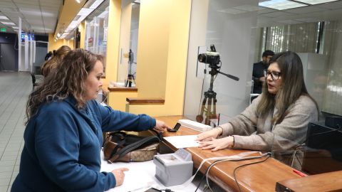 Celina Orozco recibe el comprobante de que recibirá su tarjeta del Ine. La atiende Monica Quintero, del Consulado General de México en Los Ángeles.