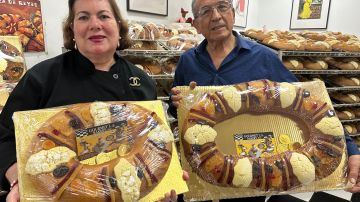 Lupita y Rafael Martínez de Gourmet LA Bakery muestran sus tradicionales y ricas roscas de reyes. (Araceli Martínez/La Opinión)