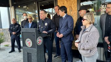El capitán Gary Walters del Departamento de Policía de Los Ángeles anuncia junto con el concejal Kevin de León el aumento del patrullaje andando . (Araceli Martínez/La Opinión)
