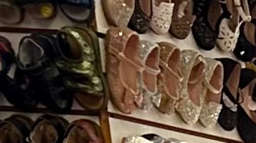 Víctor Martínez, la discapacidad no le ha impedido ganarse la vida en su silla de ruedas en Los Callejones de Los Ángeles. (Araceli Martínez/La Opinión)