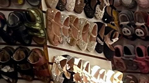 Víctor Martínez, la discapacidad no le ha impedido ganarse la vida en su silla de ruedas en Los Callejones de Los Ángeles. (Araceli Martínez/La Opinión)