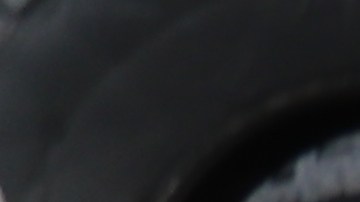 Hermana y primas de la víctima en un altar cerca del lugar donde  Francisco García fue atropellado.