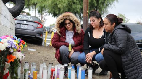 Hermana y primas de la víctima en un altar cerca del lugar donde  Francisco García fue atropellado.