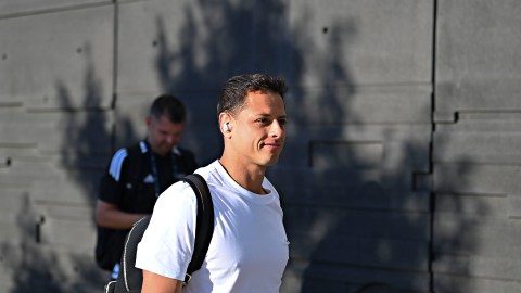 Javier "Chicharito" Hernández será presentado como nuevo jugador de las Chivas de Guadalajara este sábado en el estadio Akron.