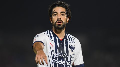 Rodolfo Pizarro durnate un partido con Rayados de Monterrey en el 2022.