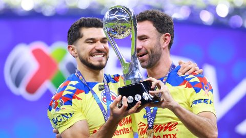 Henry Martín junto a Miguel Layún con el trofeo del Torneo Apertura 2023.