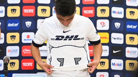 Piero Quispe en su presentación como jugador de Pumas de la UNAM.