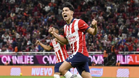 Erick Gutiérrez celebra el gol que le dio el primer punto del torneo a Chivas.