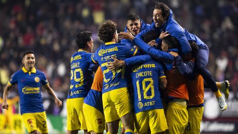 América celebra el gol del triunfo en su sufrida victoria en el Estadio Caliente.