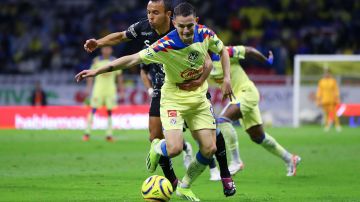 Álvaro Figaldo evitando la marca de Omar Mendoza en el partido de la segunda fecha del Clausura 2024 entre América y Querétaro.