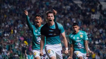 Federico Viñas festeja el gol del triunfo para el León tras despojarse de la playera.