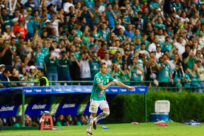 El momento en que Andrés Guardado hizo su regreso oficial a la Liga MX al ingresar de cambio en el segundo tiempo. /Foto: Imago7