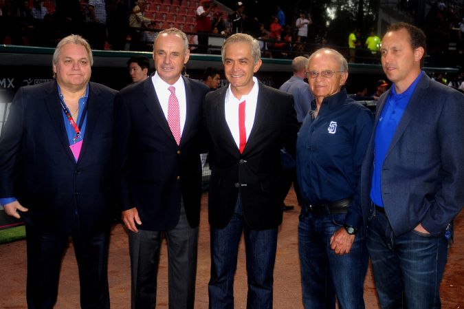 Ciudad de Mxico, 26 de marzo de 2016. Carlos Bremer, Director General de Value Grupo Financiero, Miguel Mancera Jefe de Gobierno de la Ciudad de Mxico, Alfredo Harp Hel propietario de Diablos Rojos, Horacio de la Vega Director de Indeporte, durante el juego de Mxico Series City entre los Padres de San Diego y Astros de Houston de la MLB, celebrado en el estadio Fray Nano. Foto: Imago7/