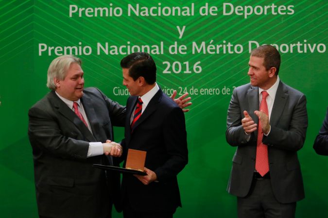 Carlos Bremer recibe el Premio Nacional del Deporte de anos del presidente Enrique Peña Nieto en 2016. /Foto: Imago7