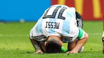 Lionel Messi en lamento durante un partido con la selección de Argentina.