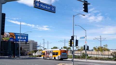 Una vista de la esquina de la Calle Market y la Avenida Florence donde se construirá una estación de tránsito en Inglewood.