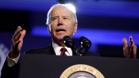 El presidente Biden dijo estar dispuesto a cerrar la frontera si el Congreso lo autoriza.