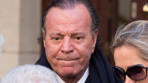 Julio Iglesias y su esposa Miranda en New York.