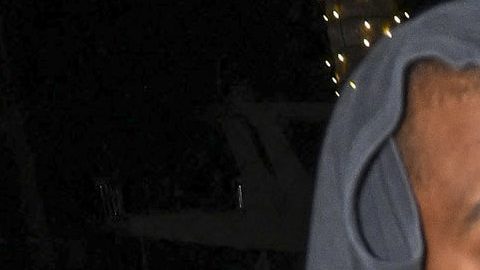 Kanye West y Bianca Censori paseando.