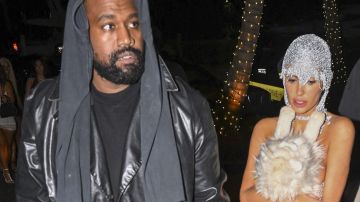 Kanye West y Bianca Censori paseando.
