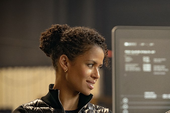 Gugu Mbatha-Raw es Abby y Kevin Hart es Cyrus en "Lift".