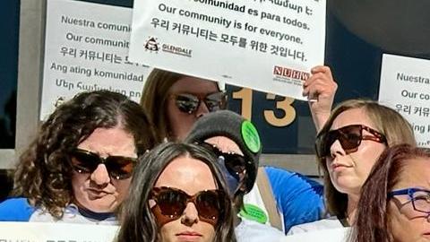 Maestros, estudiantes, padres y aliados se manifiestan contra la violencia a la comunidad LGBTQ en las escuelas de la ciudad de Glendale, California. (Araceli Martínez/La Opinión)