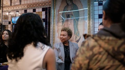 La congresista Barbara Lee escucha a lideres, activistas y miembros de la comunidad Latina en el este de LA.