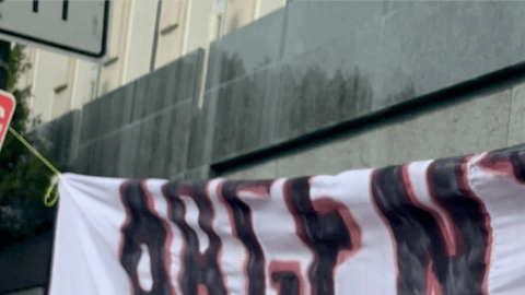 “Argentina no se vende”, dice el cartel frente al Consulado de Argentina en Los Ángeles en manifestación del 24 de enero de 2024. Foto: Francisco Lozano