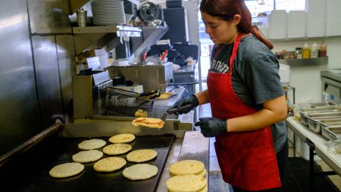 Andrea Castillo prepara pupusas en el restaurante Sivar Treats en Whittier.