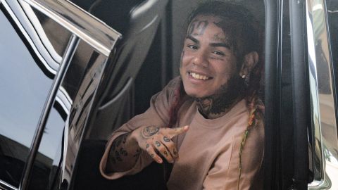 Tekashi 6ix9ine a su salida de la corte.