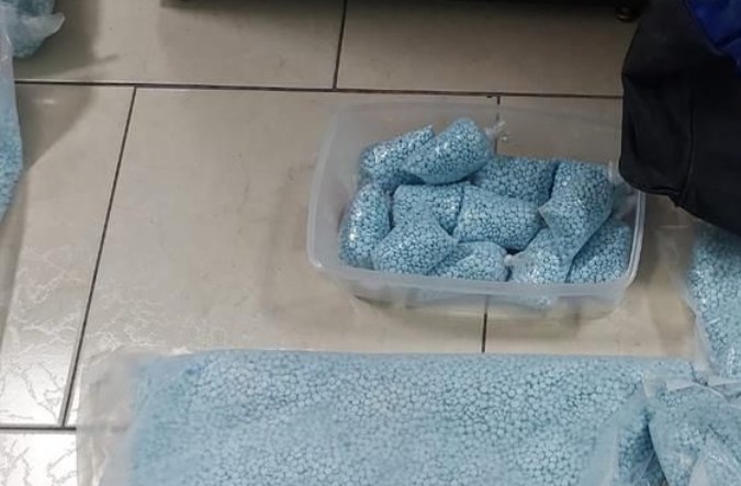 Decenas de miles de estadounidenses mueren a causa del tráfico de drogas ilegales como el fentanilo.