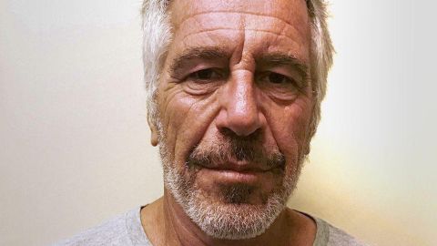 Jeffrey Epstein murió en 2019, cuando cumplía una condena por delitos de índole sexual.