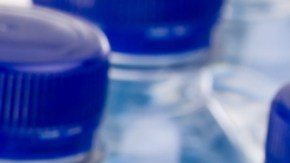 Descubren miles de nanopartículas de plástico en botellas de agua embotellada