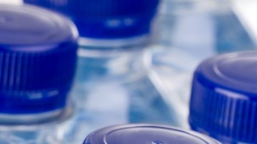 Descubren miles de nanopartículas de plástico en botellas de agua embotellada