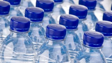 Descubren miles de nanopartículas de plástico en botellas de agua embotellada