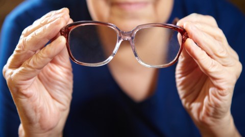Cómo se relacionan los problemas visuales con el alzheimer