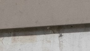 Flores, una vela y un corazón en honor las víctimas del tiroteo en el 2023.