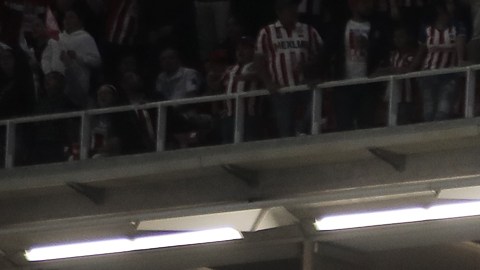 MEX7044. GUADALAJARA (MÉXICO), 27/01/2024.- Fotografía de un enorme cartel de bienvenida con la imagen del delantero Javier Chicharito Hernández, desplegada en medio de los aficionados que asisten a su presentación como nuevo refuerzo del Club Guadalajara para el torneo Clausura 2024 de la Liga MX hoy, en el estadio Akron, de la ciudad de Guadalajara (México). Desde los primeros días de enero, la prensa mexicana reportó que el atacante de 35 años regresaría a las Chivas, club en el que se formó y debutó como profesional en 2006, después de desvincularse de Los Ángeles Galaxy estadounidense en noviembre pasado. EFE/ Francisco Guasco