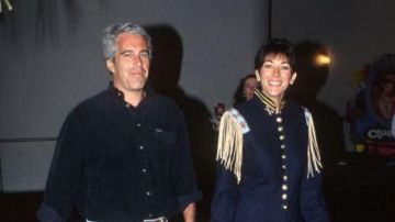 Jeffrey Epstein y Ghislaine Maxwell en 1995.