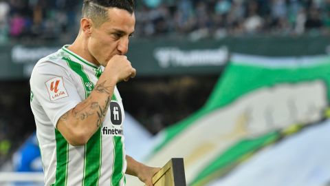 El mexicano Andrés Guardado durante el homenaje que recibió en el Benito Villamarín por su marcha del Betis.