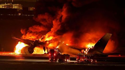 5 personas mueren y cientos de pasajeros escapan en la colisión de dos aviones en el aeropuerto de Tokio, Japón