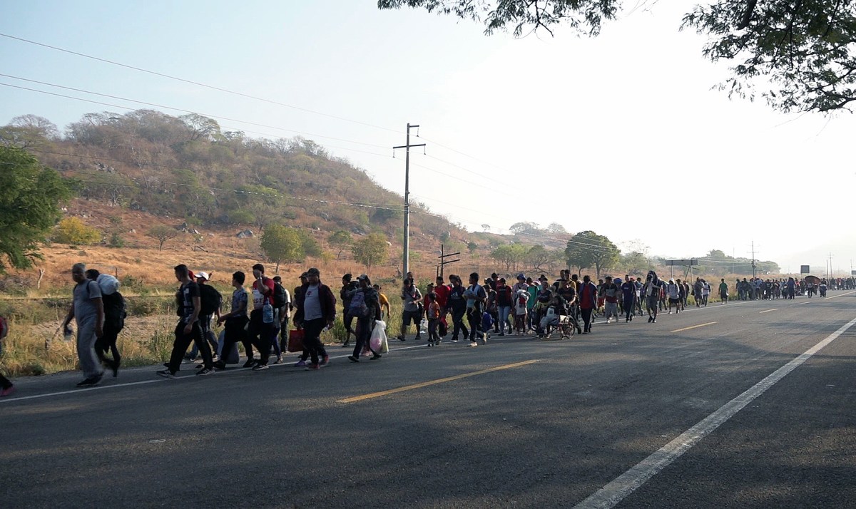 Miles de migrantes con los pies cubiertos de llagas, deshidratados y hambrientos suplican a México “corredor humanitario”
