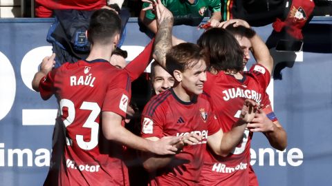 PAMPLONA (ESPAÑA), 21/01/2024.- Los jugadores de Osasuna celebran el segundo de su equipo durante el partido correspondiente a la jornada 21 de LaLiga que CA Osasuna y Getafe SAD disputan este domingo en Estadio el Sadar (Pamplona). EFE/Jesus Diges