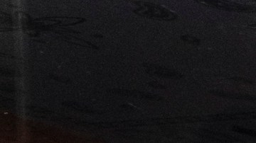 Brandon Reyes recibe sus churros con nieve en la lonchera Don Churros Gómez en Anaheim.